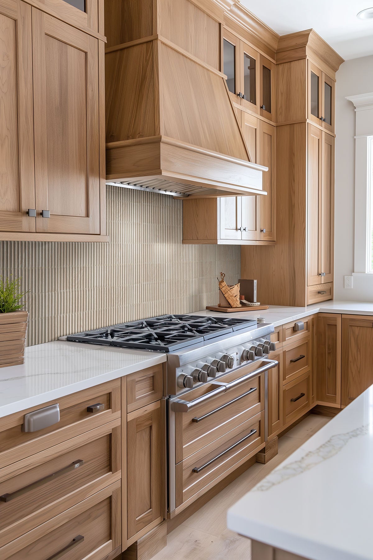 Sinfonia Piano Abedul Fluted Tiles installed on kitchen wall with seamless vertical layout