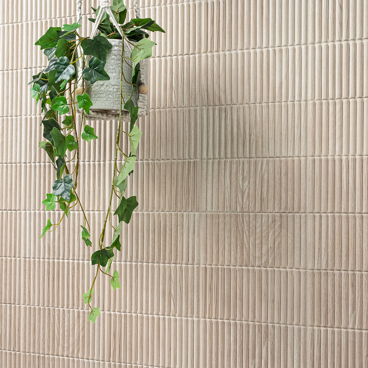 Sinfonia Piano Abedul Fluted Tiles installed on modern wall with seamless vertical layout